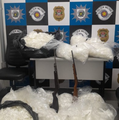 PM apreende grande quantidade de drogas e armas e prende duas mulheres no Jardim Campos Elíseos