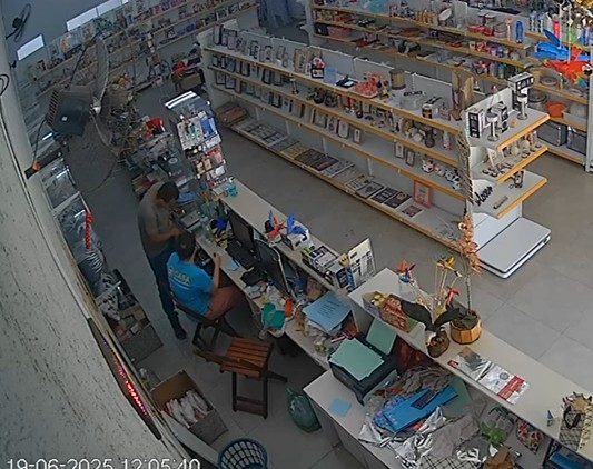 Homem que assaltou loja e ameaçou funcionária é preso em Piracicaba; Veja o vídeo da prisão