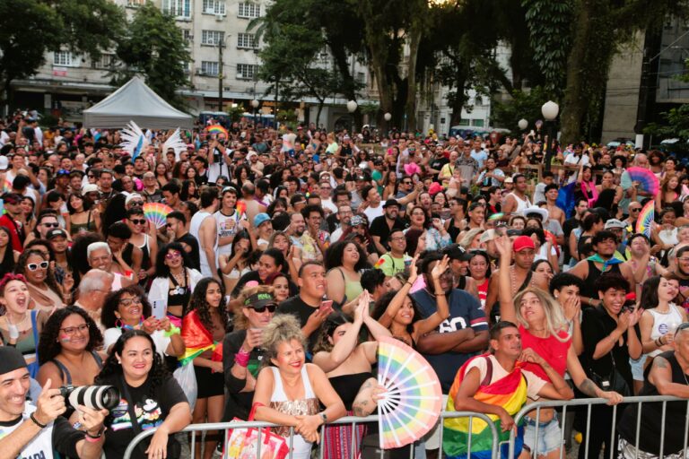 Parada em Santos mobiliza milhares pelos direitos da comunidade LGBTQIAPN+
