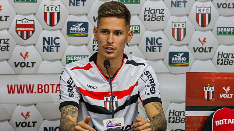 Novo reforço, Marquinho revela conversa com Alexandre Jesus e se coloca à disposição de Allan Aal