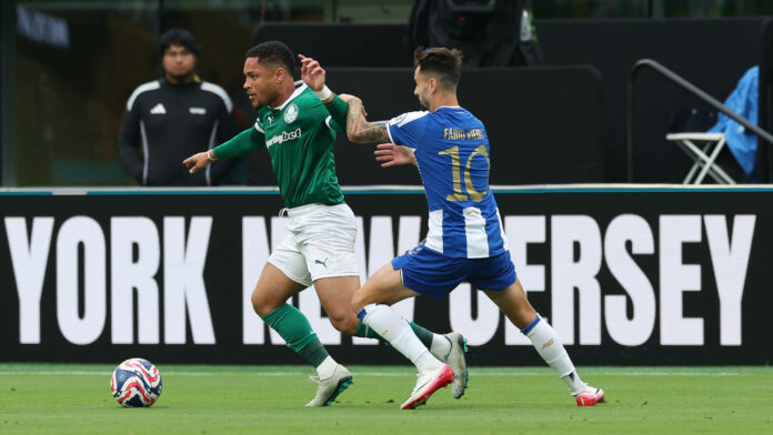 O jogador Vitor Roque em lance contra o Porto Cesar Greco Palmeiras by Canon