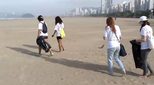 Segunda edição do projeto “Atitude Limpa” realizado na praia do Gonzaga em Santos comemora o Dia Mundial dos Oceanos