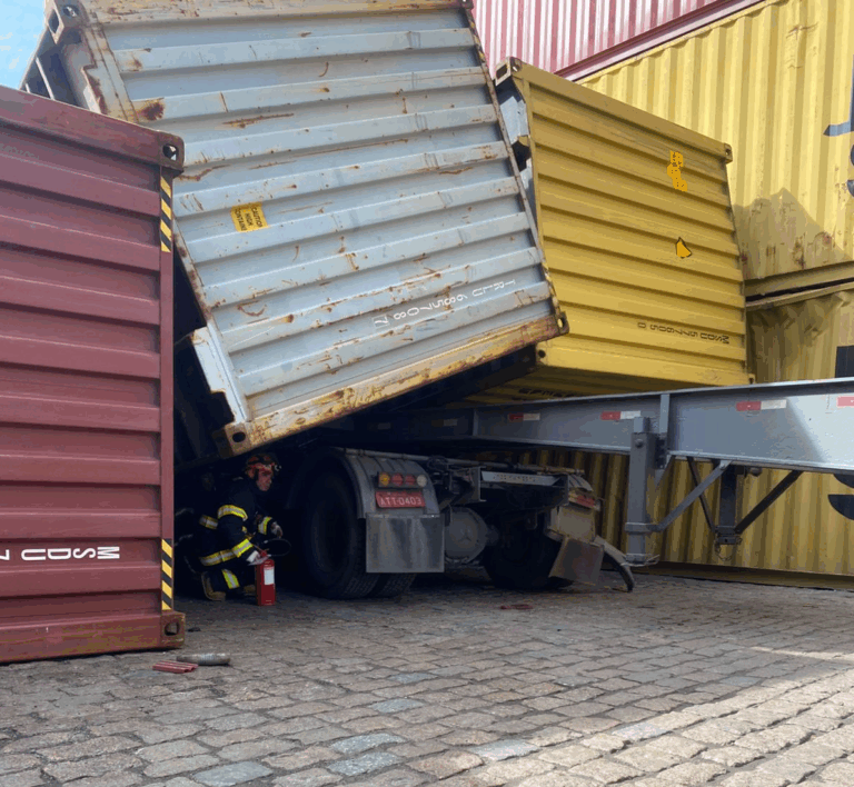 Caminhoneiro morre ao ser esmagado por contêiners em terminal de Santos