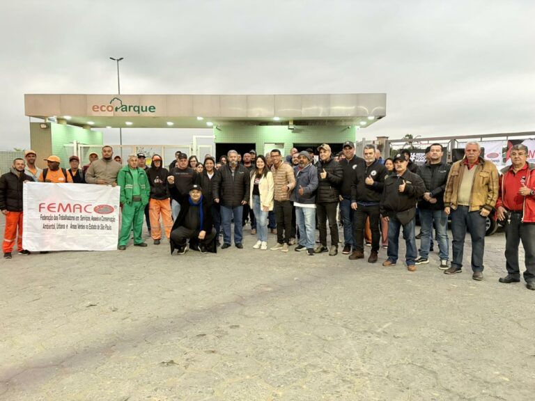 Trabalhadores da coleta de lixo de Jacareí fazem assembleia após demissão em massa