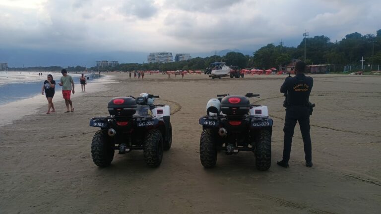 Vítima entra em luta corporal com bandidos em praia do litoral de SP e dupla acaba presa