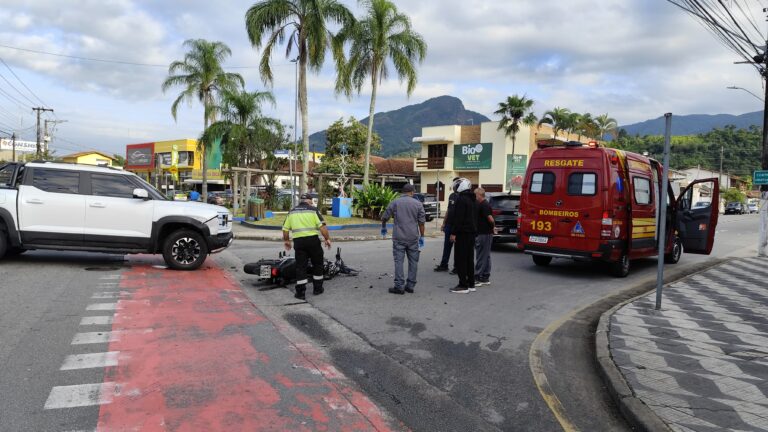 Acidente entre carro e moto no centro de Caraguatatuba deixa uma pessoa ferida