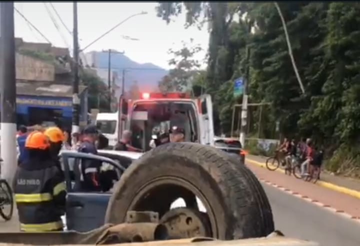 Carro capota e deixa feridos em Ubatuba