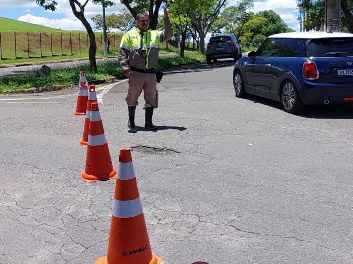 Emdec interdita rua em frente ao portão do Campus I da PUC Campinas por 19 dias