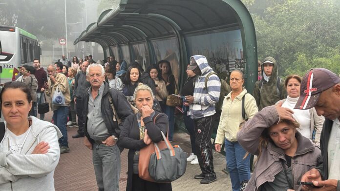 Assembleia de motoristas e cobradores atrasa saída dos ônibus em São José e Jacareí