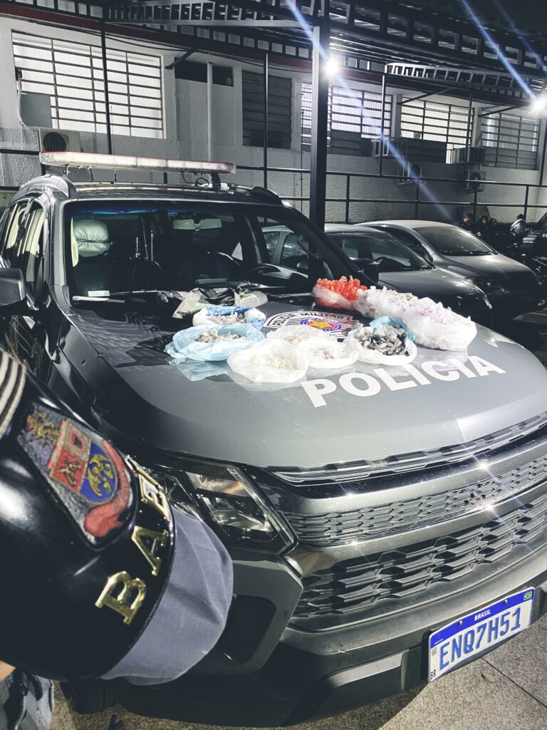 BAEP prende trio que escondia drogas em fundo falso de muro de residência em São José