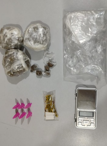 Policiais civis cumpriram um mandado de busca e apreensão em um apartamento localizado na avenida Lorena, no bairro Cecap, em Lorena, na tarde de terça-feira (3). Policiais civis cumpriram um mandado de busca e apreensão em um apartamento localizado na avenida Lorena, no bairro Cecap, em Lorena, na tarde de terça-feira (3).