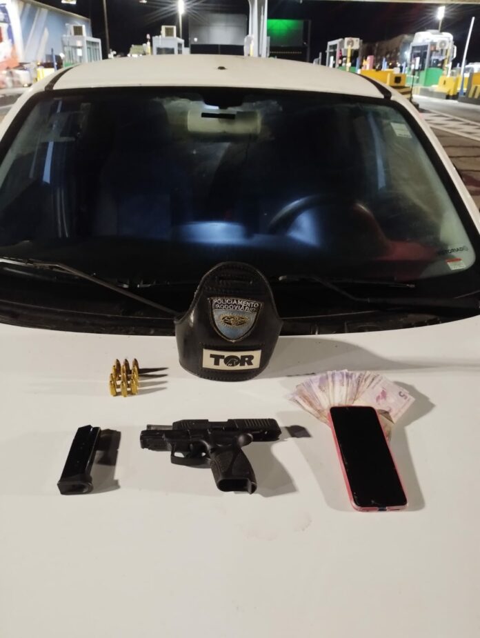 VÍDEO: Homem é preso com arma escondida em compartimento secreto de carro em São José