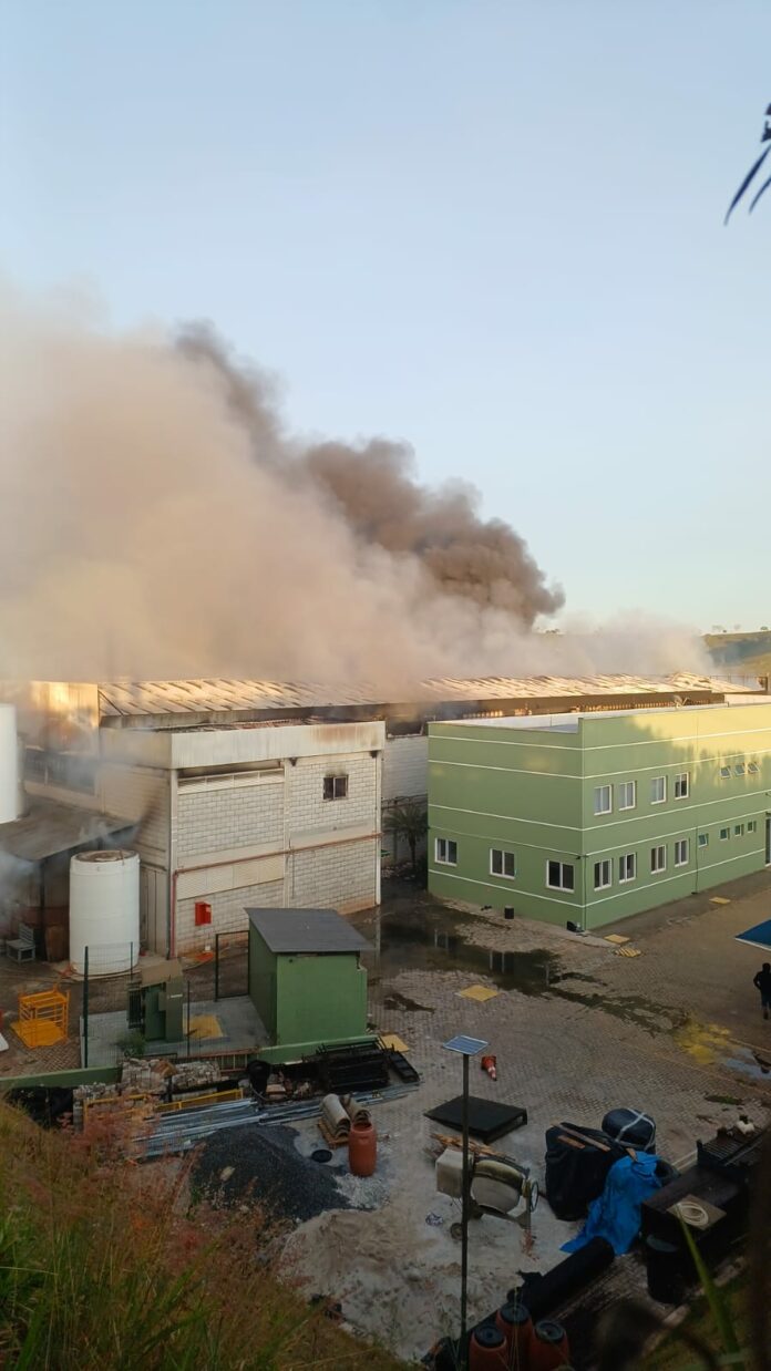 Incêndio atinge indústria em Jambeiro