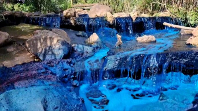 Lago azul tingido por corante.