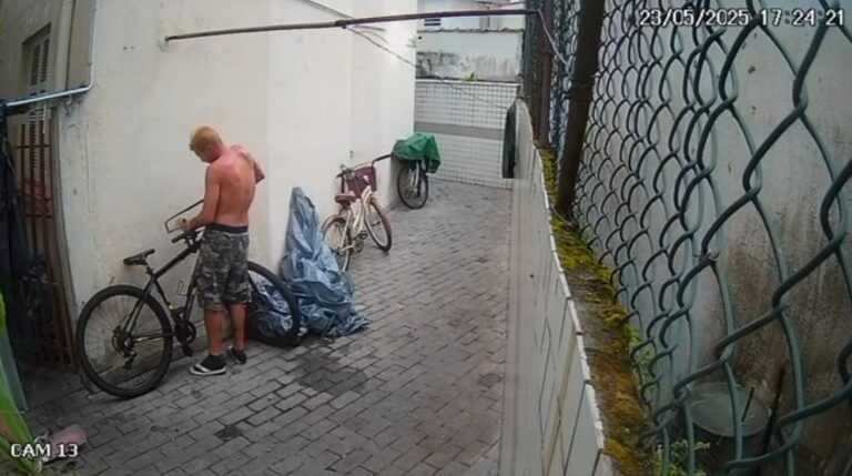 Vídeo mostra homem acusado de furtos de bicicletas na Ponta da Praia em Santos tentando serrar cadeado; Assista!