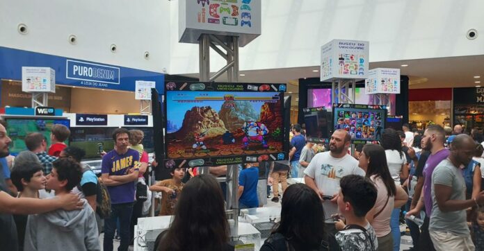 Pessoas jogando videogames no Museu do Video Game em Paulínia.