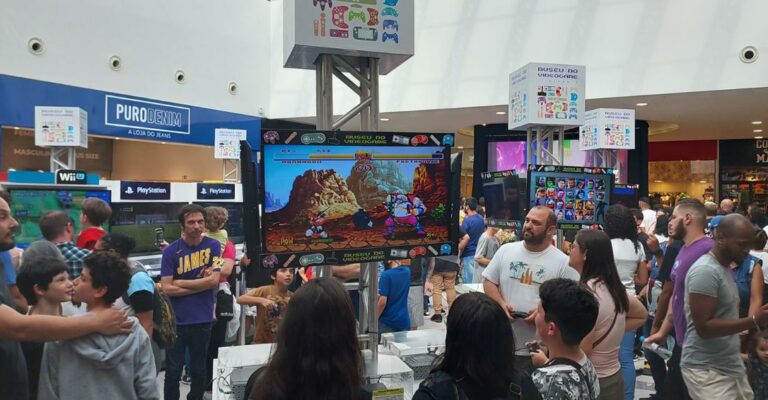 Pessoas jogando videogames no Museu do Video Game em Paulínia.