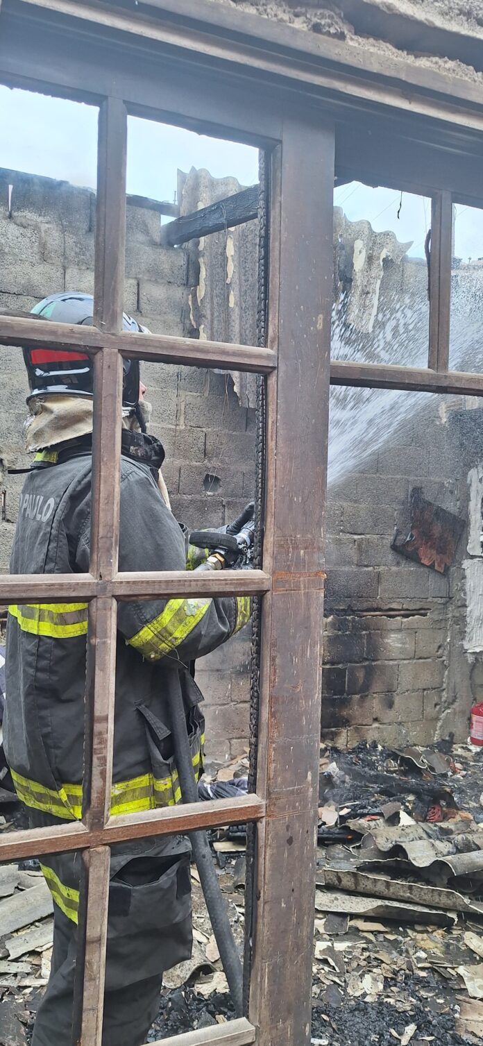 Incêndio atinge residência em Caraguatatuba