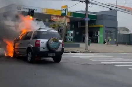 Carro pega fogo na Avenida Andrômeda, em São José dos Campos