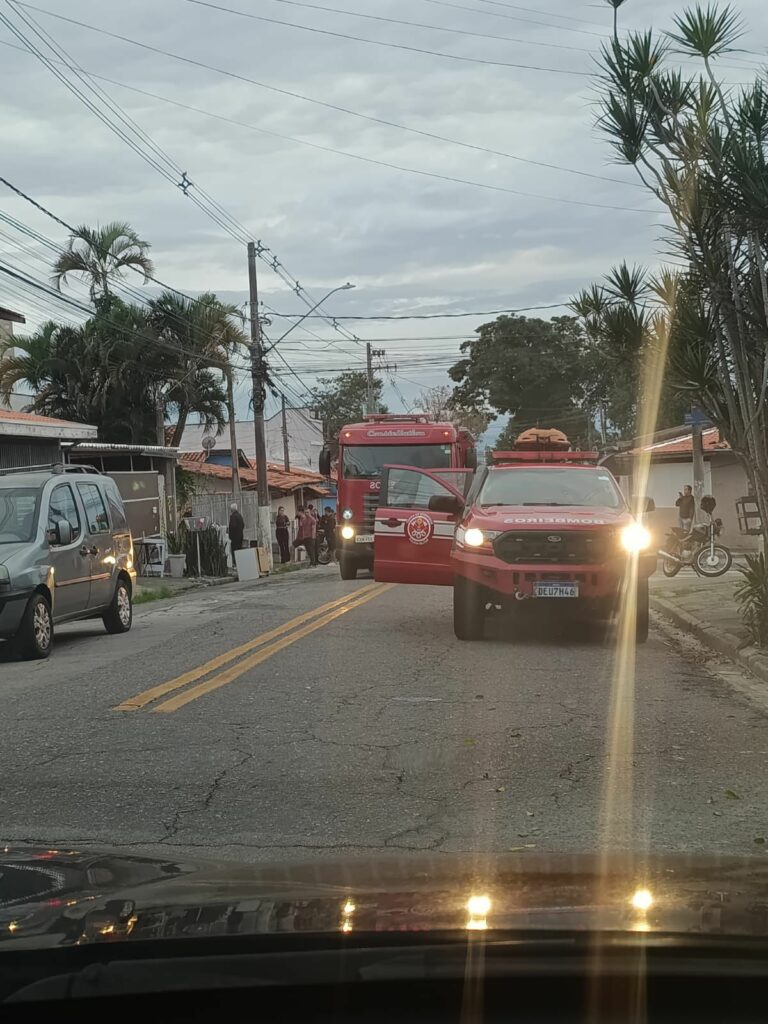 Incêndio atinge casa no Jardim da Granja, em São José