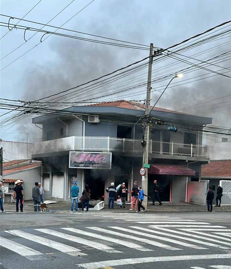 Incêndio destrói loja de roupas em Indaiatuba