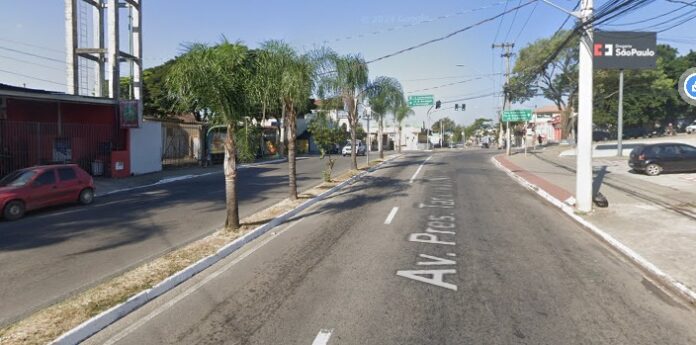 Motociclista de 25 anos morre após bater em caminhão em São José