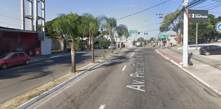 Motociclista de 25 anos morre após bater em caminhão em São José