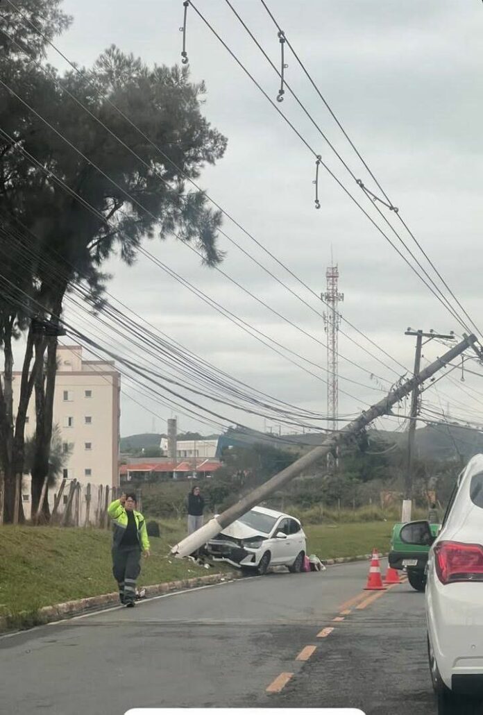 Carro atinge poste e afeta distribuição de energia elétrica em Jacareí