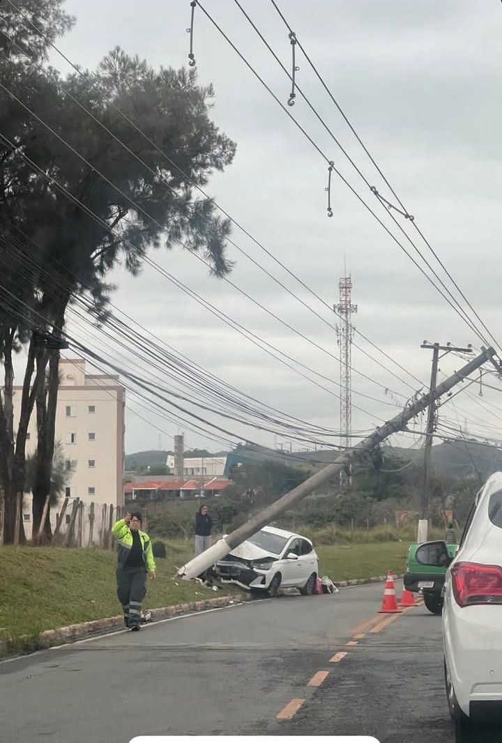 Carro atinge poste e afeta distribuição de energia elétrica em Jacareí
