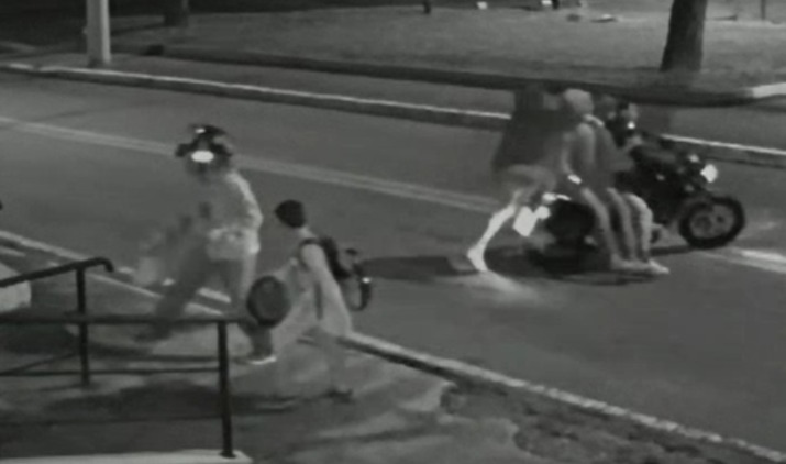 Criminosos roubam moto de pai e filho na zona leste de São José dos Campos