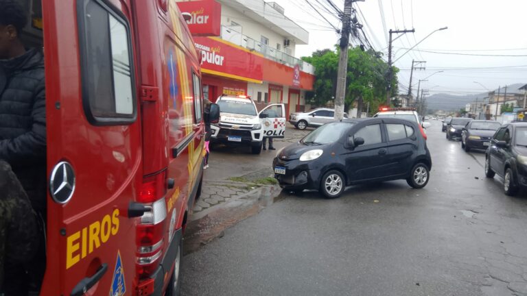Motociclista de 24 anos fica ferido em acidente com carro em Caraguatatuba