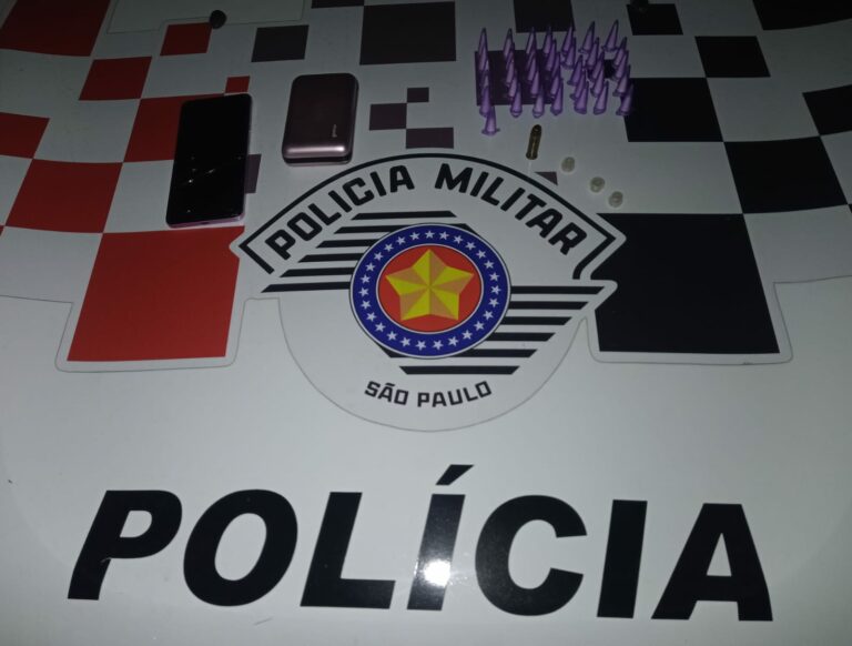A Polícia Militar apreendeu porções de drogas e munições no bairro Chácara Tropical, em Potim, na noite desta quarta-feira (11).