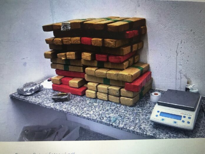 Homem é preso por tráfico de drogas com mais de 63 kg de maconha na Tamoios, em Caraguatatuba Homem é preso por tráfico de drogas com mais de 63 kg de maconha na Tamoios, em Caraguatatuba