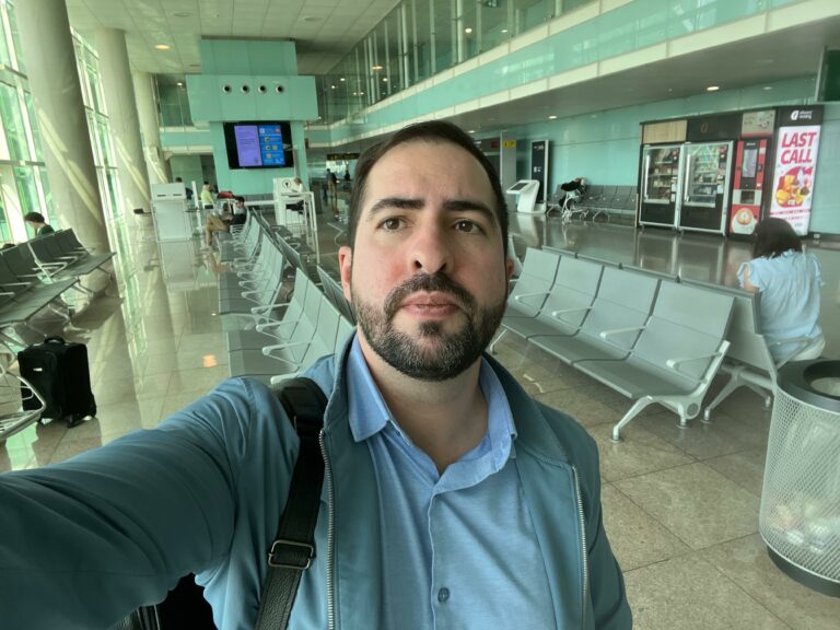 Prefeito de São Vicente escapa de bombardeio em Israel com escala na Europa; VÍDEO