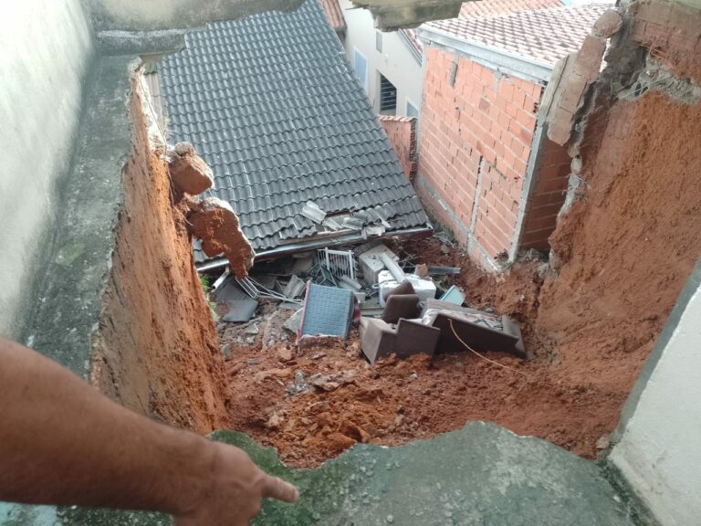 Desabamento de residência deixa duas pessoas desalojadas em São José dos Campos
