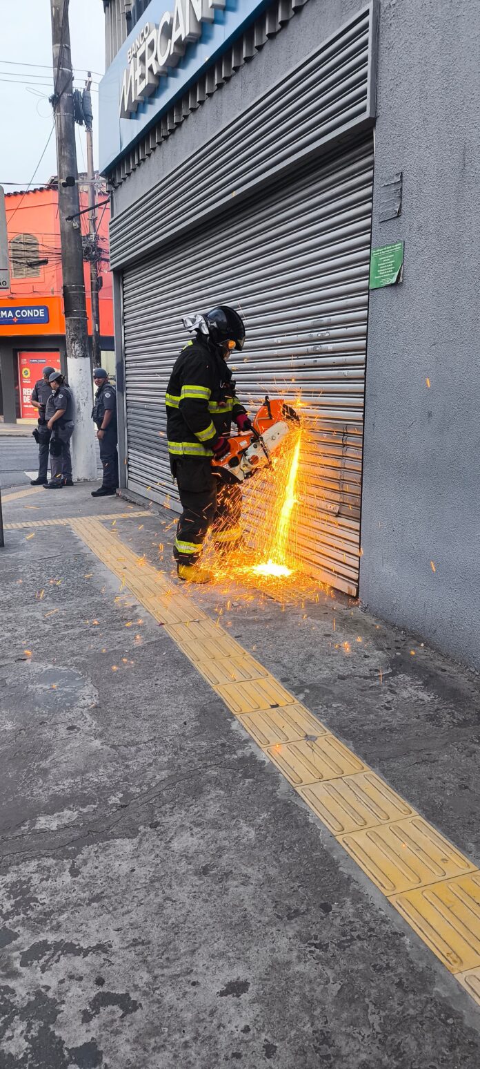 Duas mulheres ficam presas em agência bancária e são resgatadas pelos bombeiros em Caraguatatuba