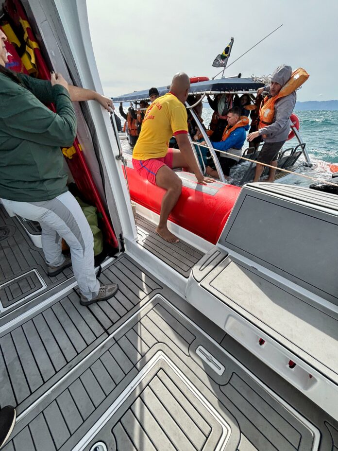 Bote com 20 pessoas naufraga durante passeio em Ilhabela