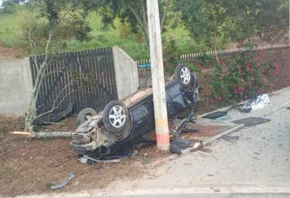 Jovem morre após perder controle do carro e capotar na Dom Pedro, em Igaratá