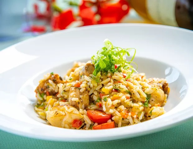 Aprenda a preparar uma deliciosa moqueca de arroz com palmito e leite de coco