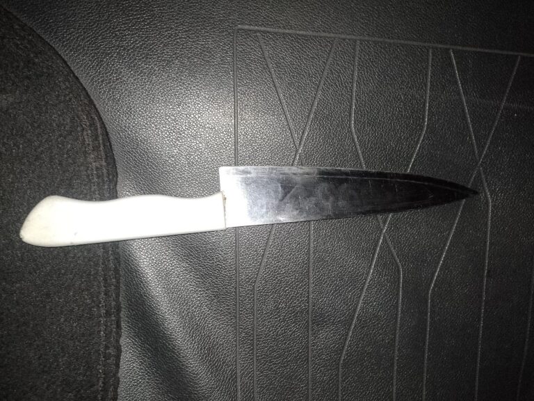 Homem é preso após tentar atacar vizinho com faca em meio a briga familiar