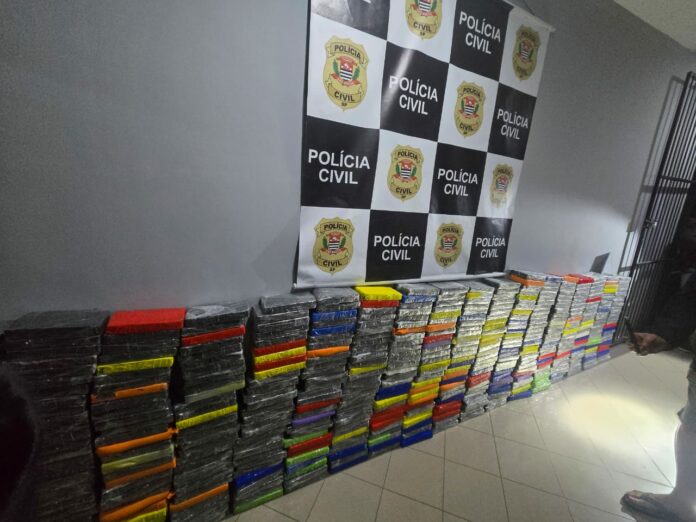 Polícia intercepta 500 kg de cocaína nem São Sebastião e prende dupla que transportava droga escondida em carga de ração Polícia intercepta 500 kg de cocaína nem São Sebastião e prende dupla que transportava droga escondida em carga de ração