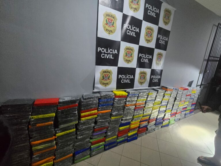 Polícia intercepta 500 kg de cocaína nem São Sebastião e prende dupla que transportava droga escondida em carga de ração