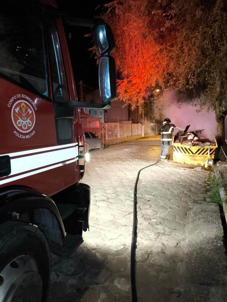 Bombeiros controlam incêndio em caçamba de entulho em Ubatuba