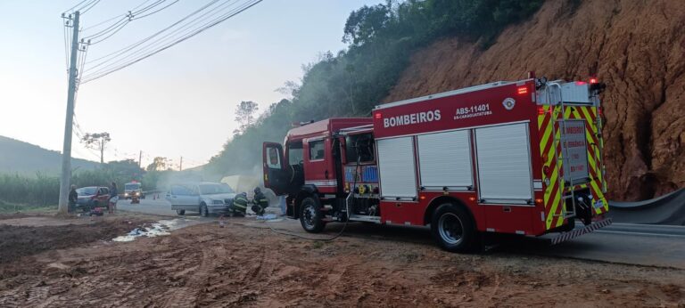 Carro pega fogo em rodovia de Caraguatatuba