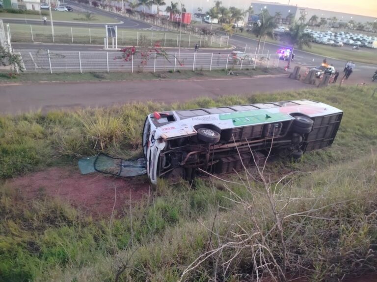 Ônibus com funcionários de uma multinacional coreana capota em Piracicaba e deixa cinco feridos