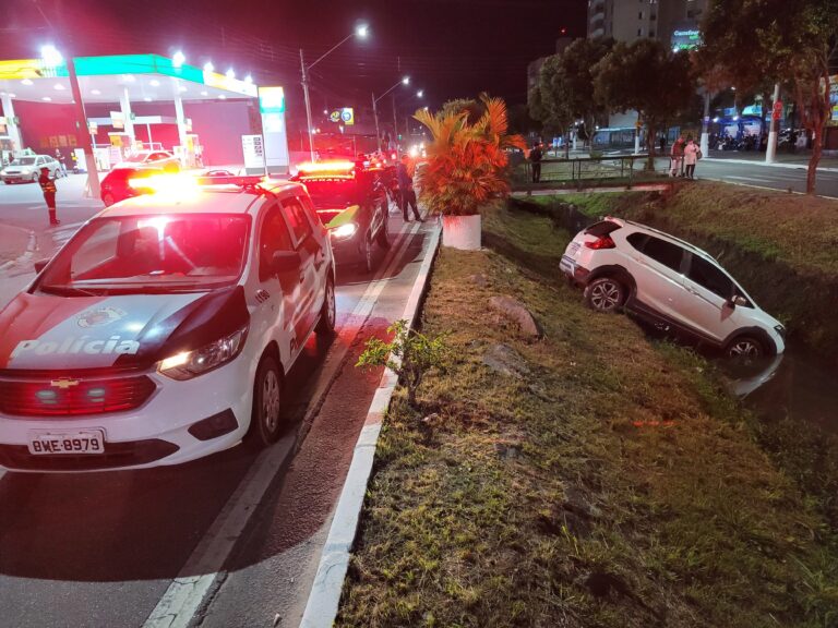 Idosa fica ferida após carro cair em córrego em Caçapava