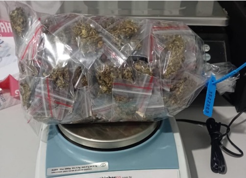 Suspeito liga para a polícia, se entrega e é preso por tráfico de drogas em Jacareí