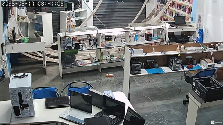 VÍDEO: Loja de assistência técnica é furtada em menos de dois minutos em São José