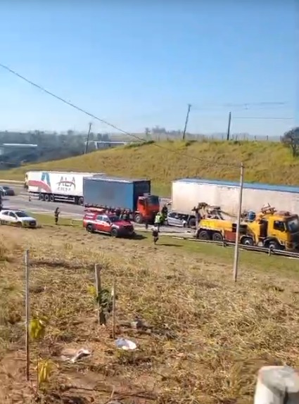 Acidente entre caminhão e carro deixa duas pessoas feridas na Via Dutra em Caçapava
