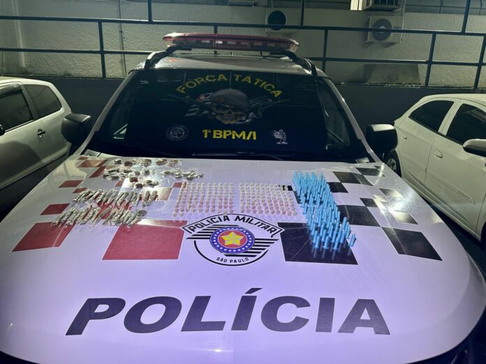 Homem é preso com drogas durante patrulhamento da PM em São José Homem é preso com drogas durante patrulhamento da PM em São José